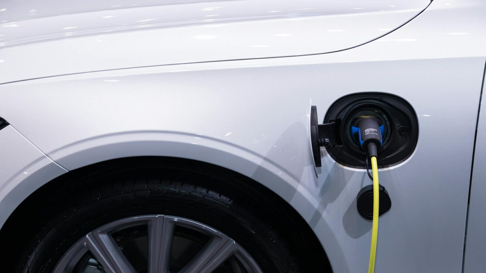 AU E-Auto: Ist die Abgasuntersuchung für Elektroautos Pflicht?