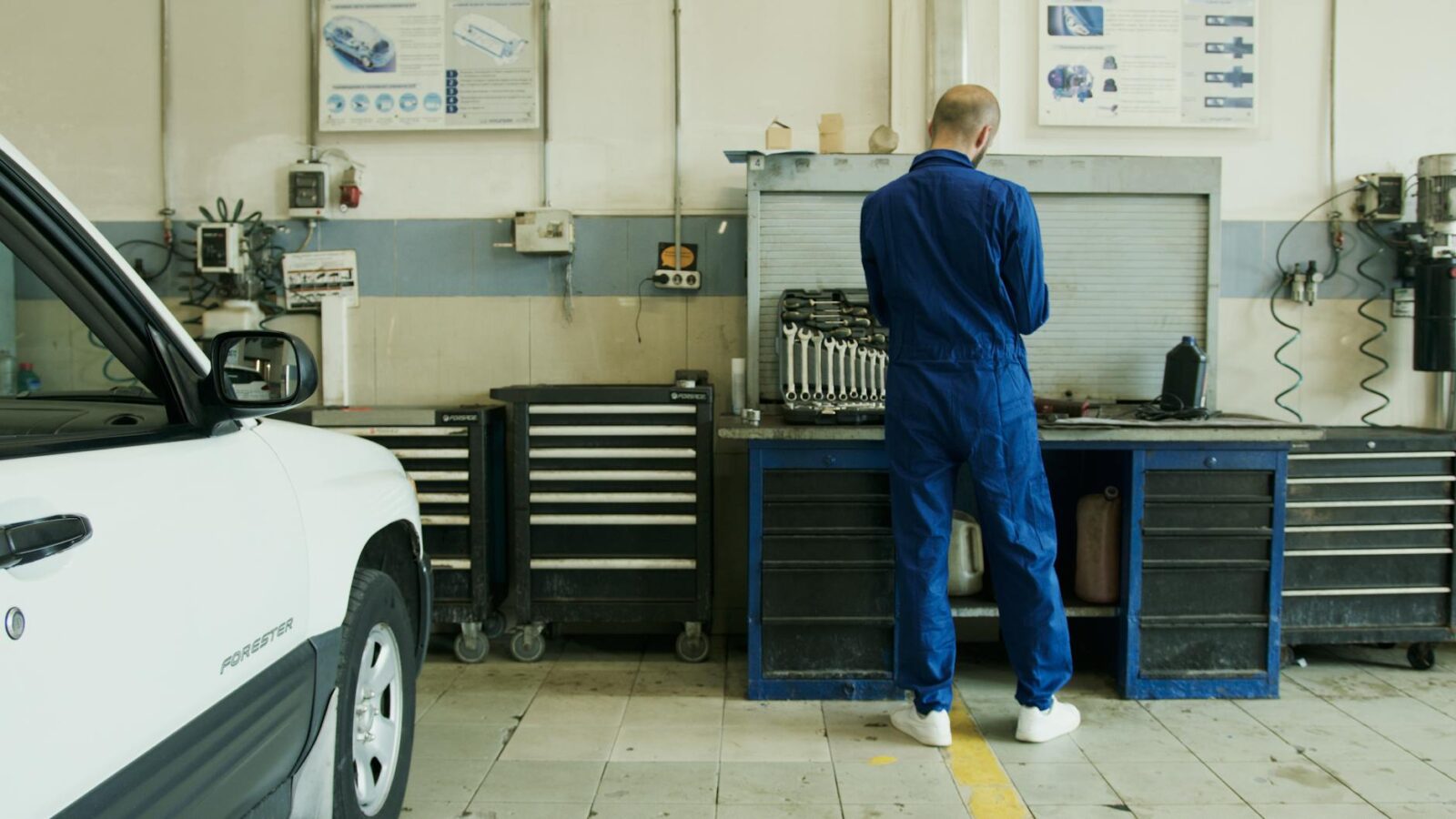 AU Kosten 2026: Preise & Ablauf bei TÜV, DEKRA & GTÜ