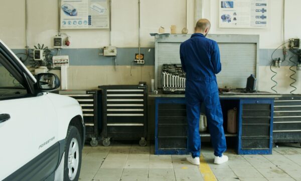 AU Kosten 2026: Preise & Ablauf bei TÜV, DEKRA & GTÜ