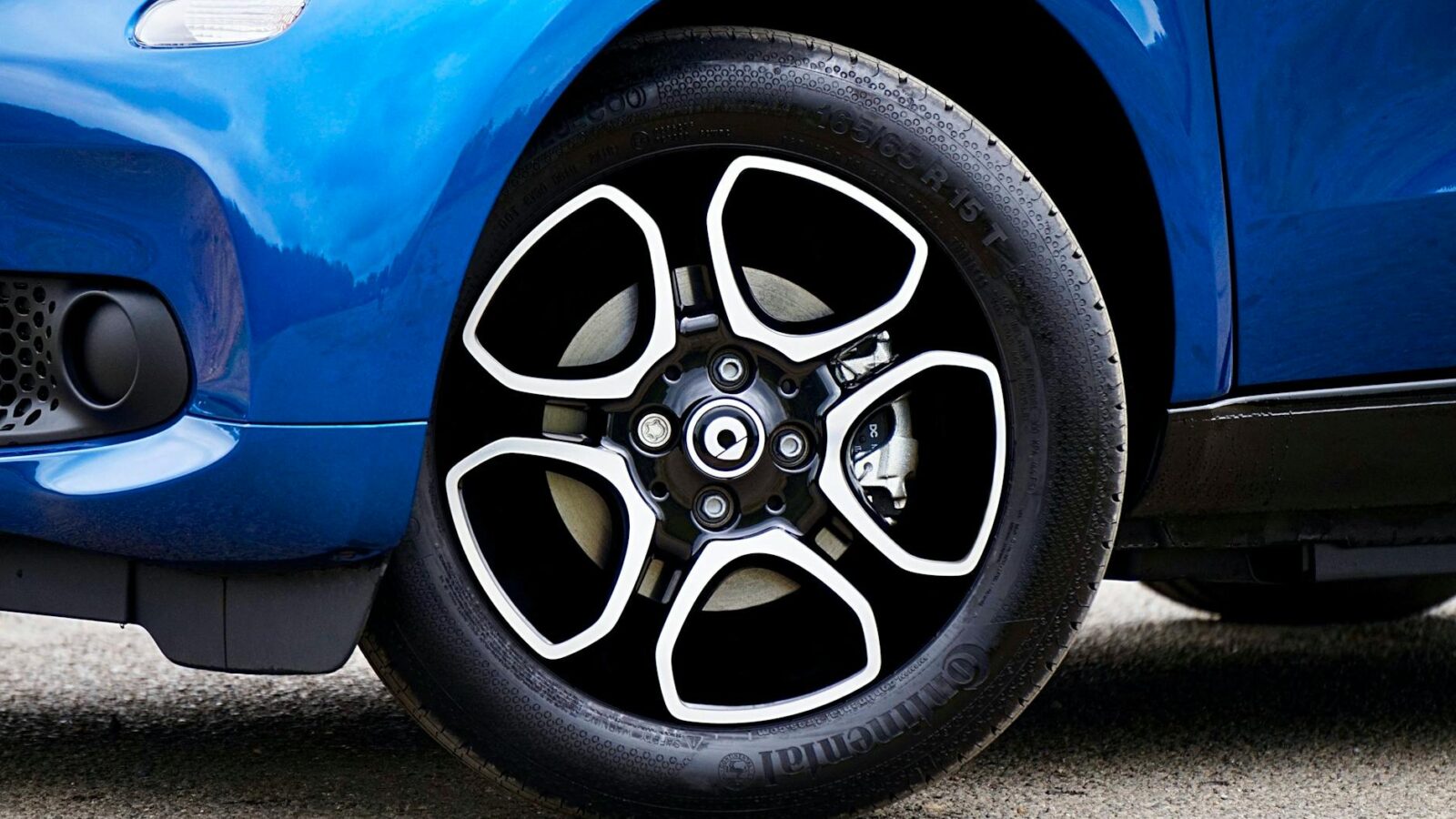 Reifendruck einstellen: Was der Aufkleber im Auto wirklich sagt
