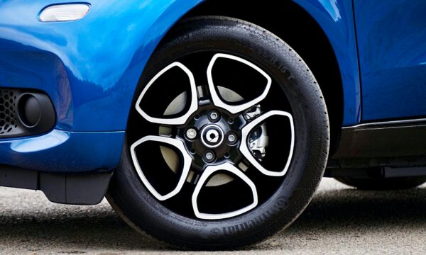 Reifendruck einstellen: Was der Aufkleber im Auto wirklich sagt