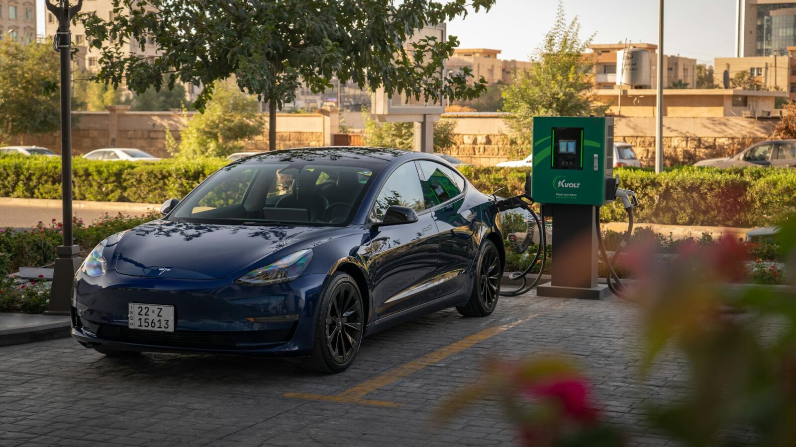 Versicherung E-Auto: Warum sie oft günstiger ist als für Verbrenner