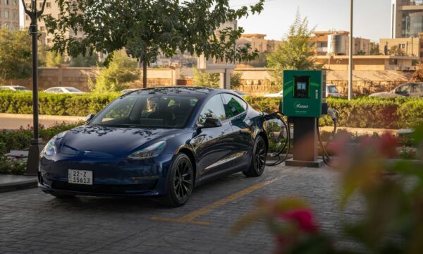 Versicherung E-Auto: Warum sie oft günstiger ist als für Verbrenner
